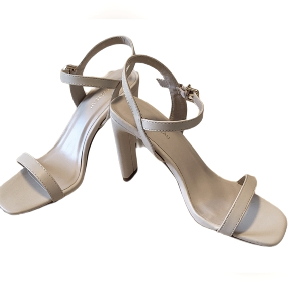 LE CHÂTEAU Nude Sandals - Picture 2 of 5